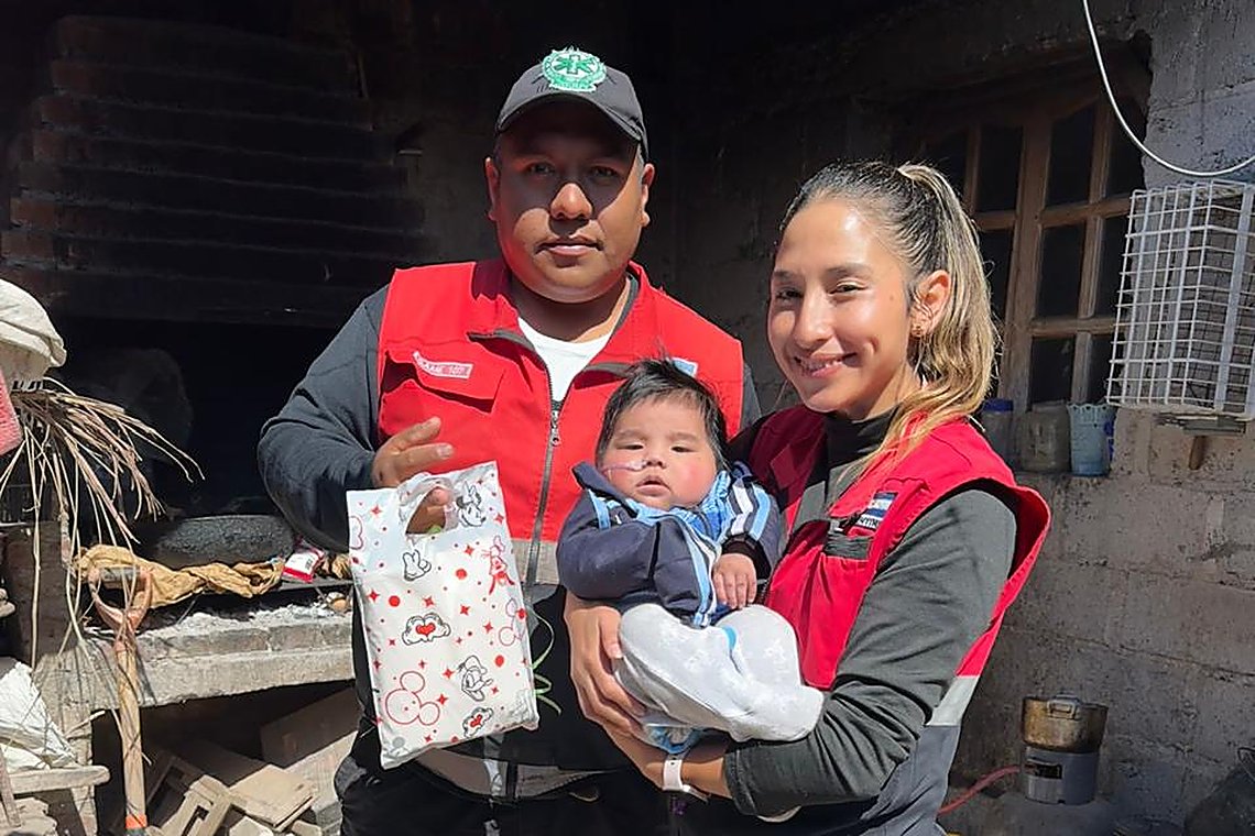 Equipo de internación domiciliaria del SAME 107 con una familia en su domicilio