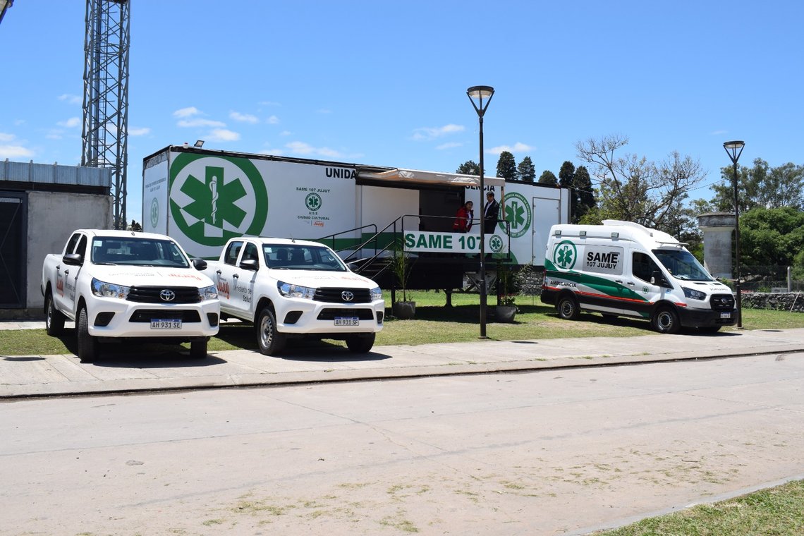 Unidad móvil y vehículos del SAME 107 Jujuy en una base operativa